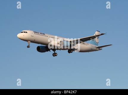 Aigle Azur Airbus A321 avion de ligne en approche Banque D'Images