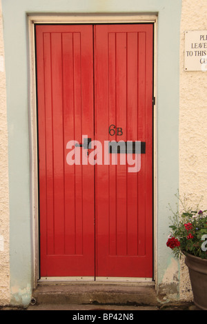 Bois double portes, peints en rouge. Banque D'Images
