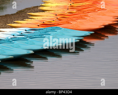 Une rangée de kayaks, Bude, Cornwall, UK Banque D'Images