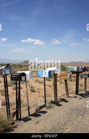 Les boîtes de courrier électronique à l'extérieur d'un quartier résidentiel, dans le désert, nouveau Kingman-Butler, USA Banque D'Images