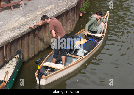 Canoë canoéiste amarre professionnels visiter pub river hop Banque D'Images