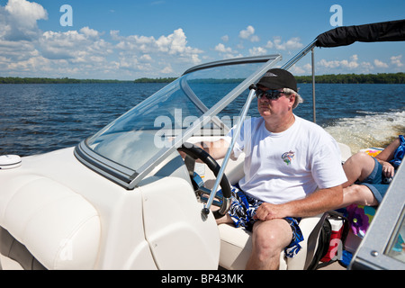 Le lac George, FL - Mai 2010 - Man driving speed boat on Lake George en Floride centrale Banque D'Images