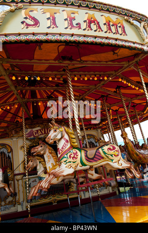 Cheval au galop à vapeur parc carrousel manège à vapeur une juste en Angleterre Banque D'Images