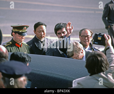 Le premier ministre Zhao Ziyang, République populaire de Chine, les vagues d'un photographe lors d'une visite à San Francisco 1984 Californie, États-Unis Banque D'Images