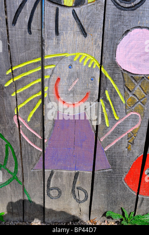 Labyrinthe avec children's art à Priory Park, Bedford, Angleterre Banque D'Images