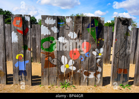 Labyrinthe avec children's art à Priory Park, Bedford, Angleterre Banque D'Images