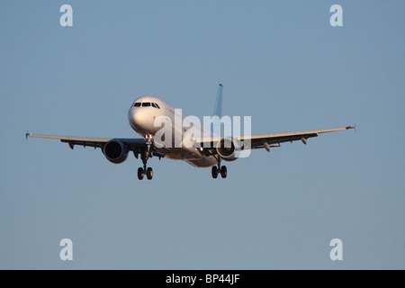 Voyage aérien. Airbus A321 avion-jet de passagers commerciaux à corps étroit volant à l'approche dans un ciel bleu. Vue avant avec détails propriétaires supprimés. Banque D'Images