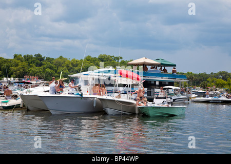 Le lac George, FL - Mai 2010 - Les plaisanciers raft ensemble pour une journée de travail sur le lac George dans le centre de la Floride Banque D'Images