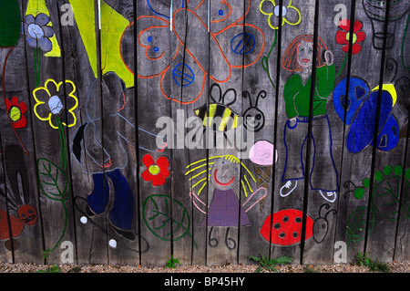 Labyrinthe avec children's art à Priory Park, Bedford, Angleterre Banque D'Images