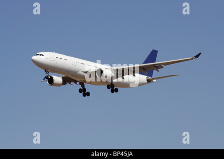 Voyage aérien. Airbus A330 avion-jet de passagers commercial grand-courriers en vol contre un ciel bleu. Aucun détail propriétaire ni menoé supprimé. Banque D'Images