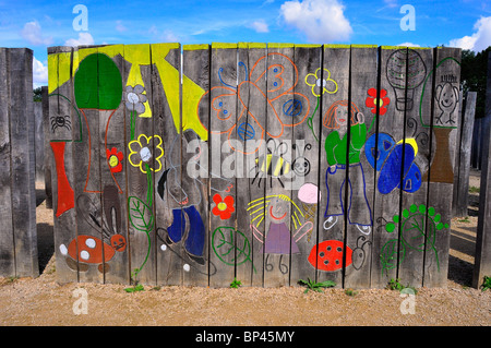 Labyrinthe avec children's art à Priory Park, Bedford, Angleterre Banque D'Images