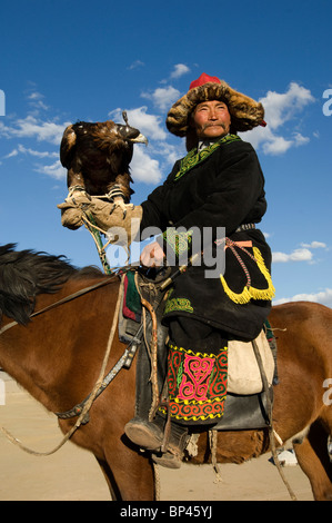 L'homme à l'Altai Kazak Festival Eagle Banque D'Images