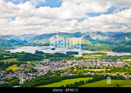 Vue sur Keswick, Derwent Water et Cat Bells, Lake District, Cumbria, England, UK Banque D'Images