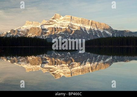 Le mont Rundle au lever du soleil à partir de deux Jack Lake, Banff National Park, Alberta, Canada Banque D'Images