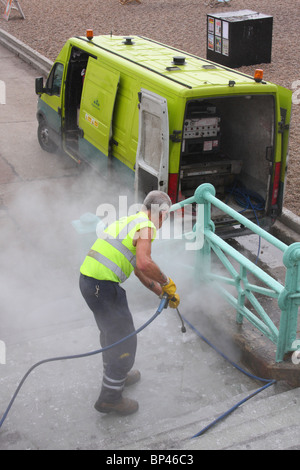 Une rue à l'aide d'un filtre à lavage haute pression au Royaume-Uni. Banque D'Images