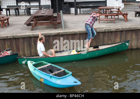 Canoë canoéiste amarre professionnels visiter pub river hop Banque D'Images