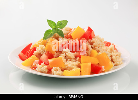 Couscous aux poivrons jaunes et rouges frais Banque D'Images