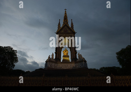 L'Albert Memorial dans le quartier londonien de Kensington Gardens allumé au coucher du soleil. Banque D'Images