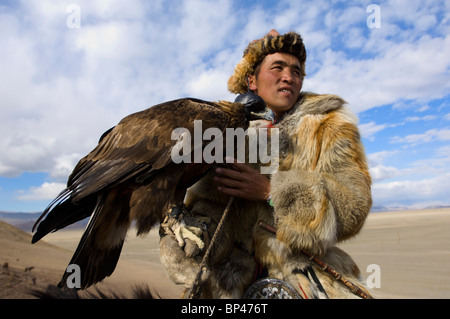 L'homme à l'Altai Kazak Festival Eagle Banque D'Images