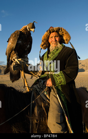 Homme avec eagle Eagle de l'Altaï au Festival Banque D'Images