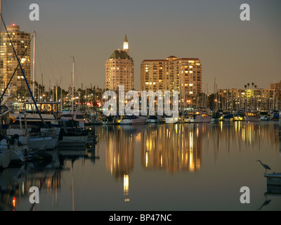 Les immeubles à appartements et bateaux de plaisance reflètent dans un quartier calme la nuit. Banque D'Images