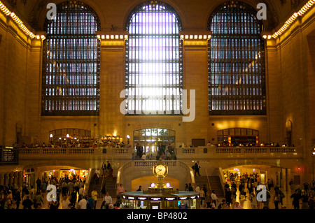 On appelle la gare Grand Central Terminal de New York où les trains viennent de recevoir les passagers dans NYC.Grande salle avec beaucoup de gens Banque D'Images