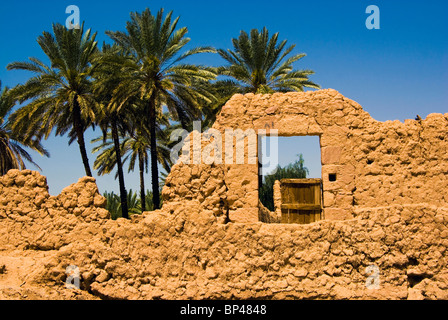 L'Arabie saoudite, date Al-Ula palmiers dans l'oasis et l'ancienne maison Banque D'Images