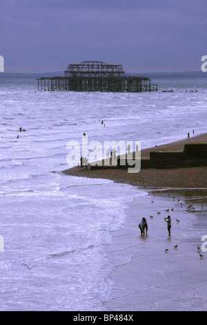 La plage et la jetée Ouest à Brighton. Banque D'Images