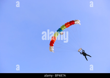 Parachute coloré contre un ciel clair en arrière-plan. Banque D'Images
