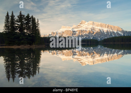 Le mont Rundle au lever du soleil à partir de deux Jack Lake, Banff National Park, Alberta, Canada Banque D'Images