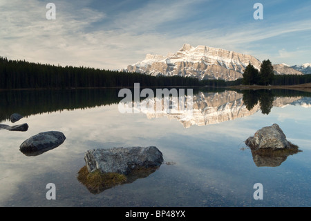 Le mont Rundle au lever du soleil à partir de deux Jack Lake, Banff National Park, Alberta, Canada Banque D'Images