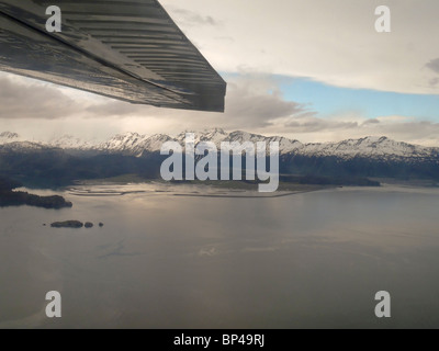 'Flightseeing' plus de Kachemak Bay et les sommets enneigés des montagnes Kenai, Homer, Alaska, USA. Banque D'Images