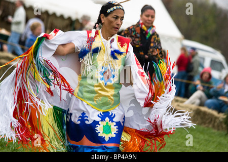 Un Native American 'Fancy Dancer' fonctionne à la première conférence annuelle de l'esprit de guérison PowWow de Mt. Aéré, Maryland, USA. Banque D'Images