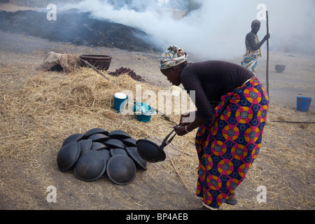 Dans la région de Kalabougou près de Ségou, Mali, les femmes de la population forgerons numu ont travaillé pendant des siècles comme potiers traditionnels. Banque D'Images