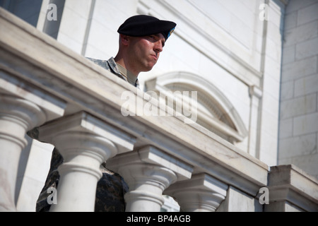 Un soldat regarde la relève de la garde sur le jour du Souvenir sur la Tombe du Soldat inconnu au cimetière national d'Arlington. Banque D'Images