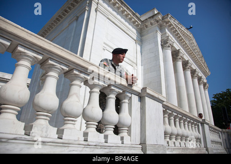 Un soldat regarde la relève de la garde sur le jour du Souvenir sur la Tombe du Soldat inconnu au cimetière national d'Arlington. Banque D'Images