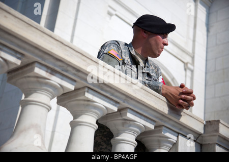 Un soldat regarde la relève de la garde sur le jour du Souvenir sur la Tombe du Soldat inconnu au cimetière national d'Arlington. Banque D'Images