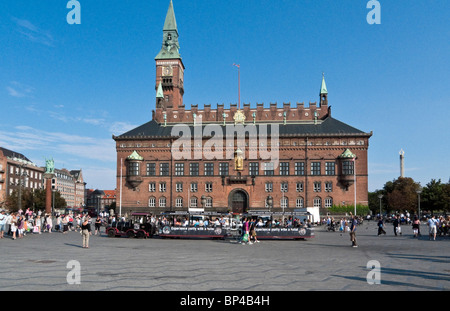 Raadhuspladsen (Place de l'Hôtel de Ville) et Raadhuset (Mairie) dans le centre de Copenhague, Danemark Banque D'Images