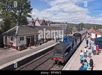 Caledonian Railway restaurés 0-6-0 machine à vapeur no 828 arrivant à Boat of Garten station du Strathspey Railway Banque D'Images