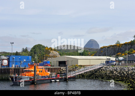 Lochinver Harbour et Suilven. Lochinver, Assynt, Sutherland, Scotland, Royaume-Uni, Europe. Banque D'Images