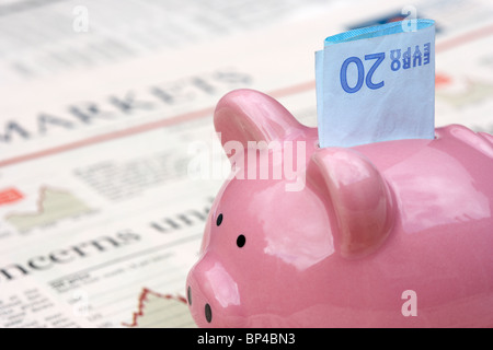 Pink piggy bank avec 20 euro note assis sur une copie de Le journal Financial Times section marchés de l'argent au Royaume-Uni Banque D'Images