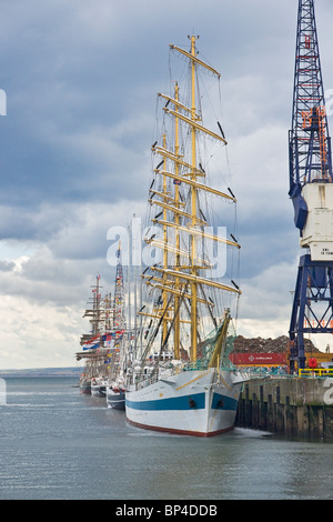 Tall Ships alignés le long du quai dans le port de Victoria, Hartlepool pendant la Tall Ships' race, 2010 Banque D'Images