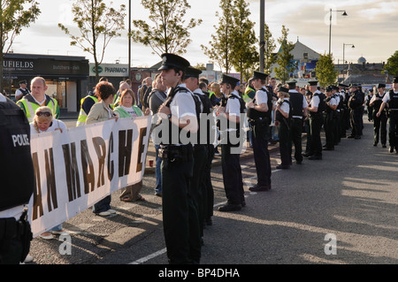 Les résidents d'Ardoyne protester contre un apprenti garçons parade va passé un nationaliste/zone républicaine. BELFAST. 14/08/2010 Banque D'Images