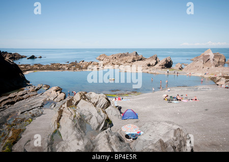 Les Tunnels Beach et rock extérieure à Ilfracombe Devon du Nord. Banque D'Images