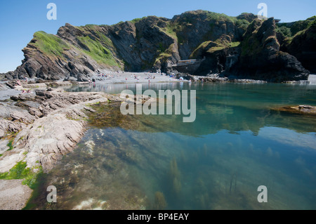 Les Tunnels Beach et rock extérieure à Ilfracombe Devon du Nord. Banque D'Images