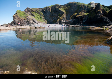 Les Tunnels Beach et rock extérieure à Ilfracombe Devon du Nord. Banque D'Images