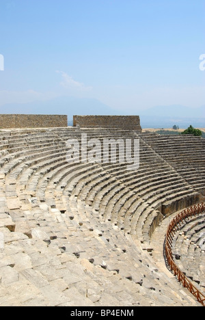 Dans l'amphithéâtre ville antique Hierapolis. Pamukkale, Turquie. L'Asie centrale. Banque D'Images