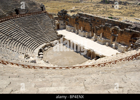 Dans l'amphithéâtre ville antique Hierapolis. Pamukkale, Turquie. L'Asie centrale. Banque D'Images