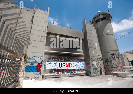 Graffiti activiste orne le mur de séparation israélien dans la ville cisjordanienne de Bethléem. Banque D'Images