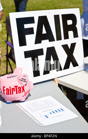 Signe de l'équité fiscale et tirelire sur table avec des pétitions à un événement politique Tea Party à Farran Park à Eustis, Floride Banque D'Images